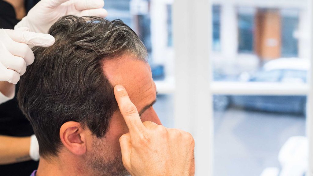 en mand med høje tindinger