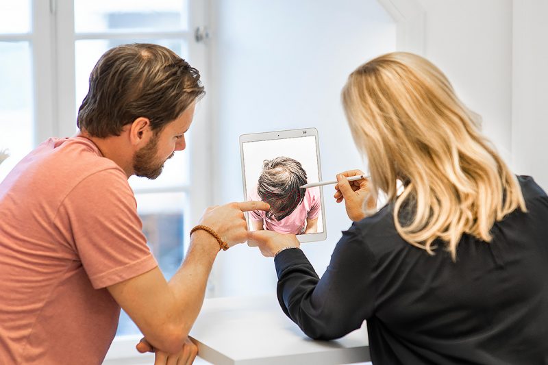 två personer som diskuterar hur snabbt håret växer samt att få håret att växa snabbare