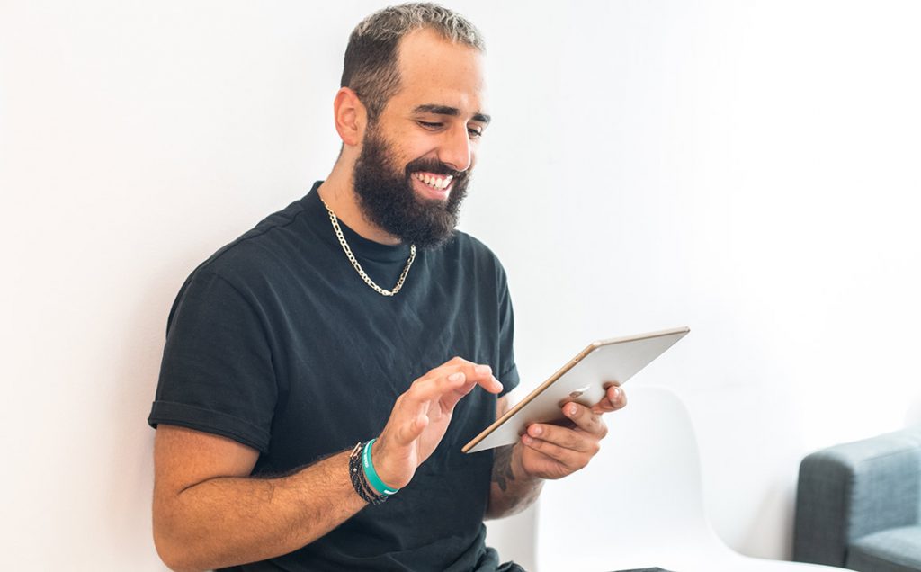 en mann som holder en iPad