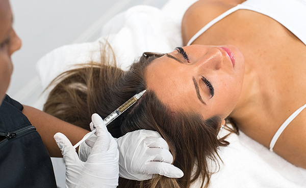 en kvinne får prp-behandling