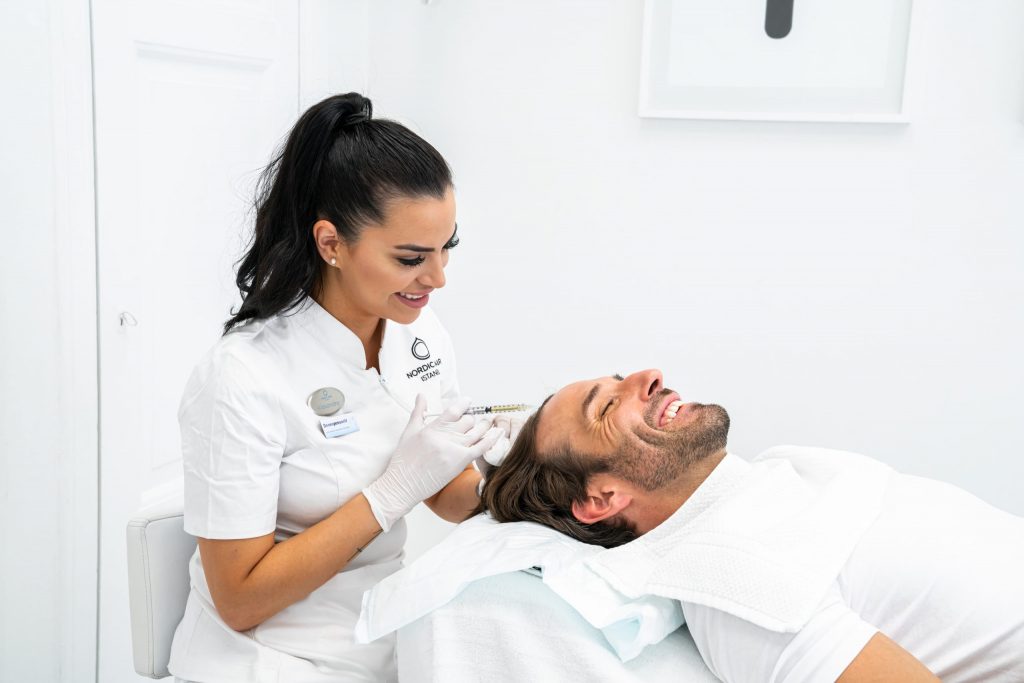 en kvinna ger en behandling mot psoriasis hårbotten