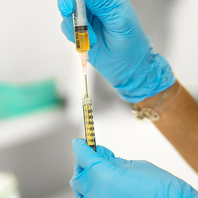 en spruta bli full med vätska