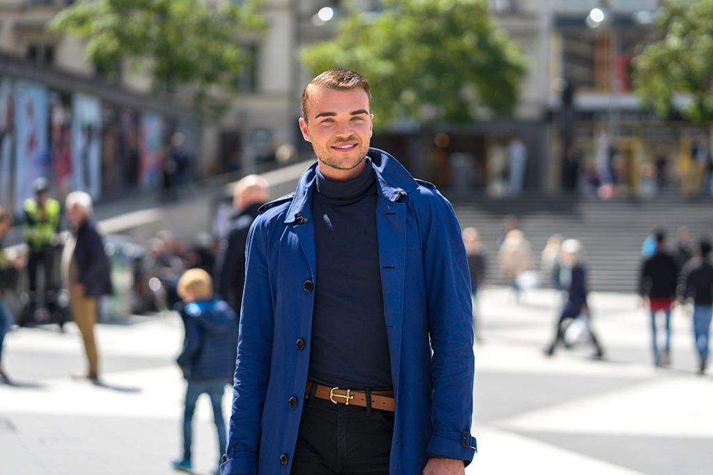 en mann smiler i solen