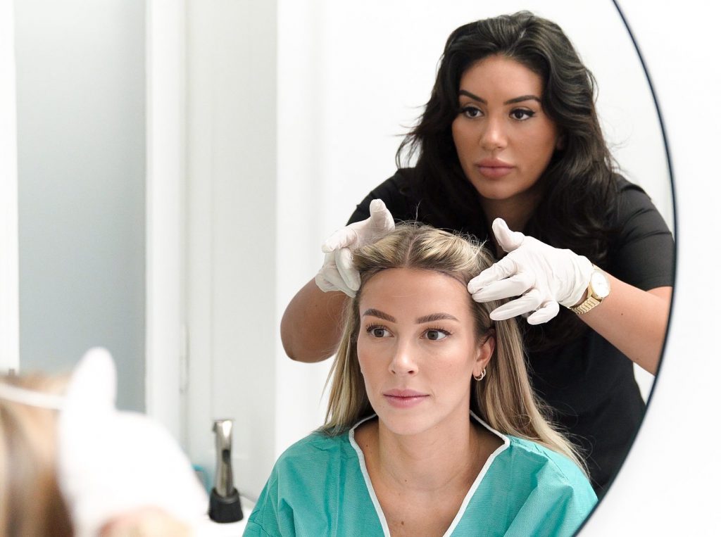 En kvinde modtager en konsultation på klinikken. hårtransplantation for kvinder