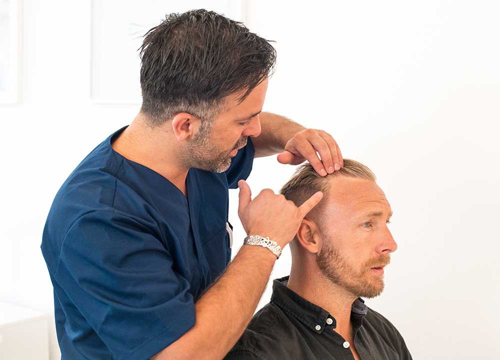 en mand får en konsultation