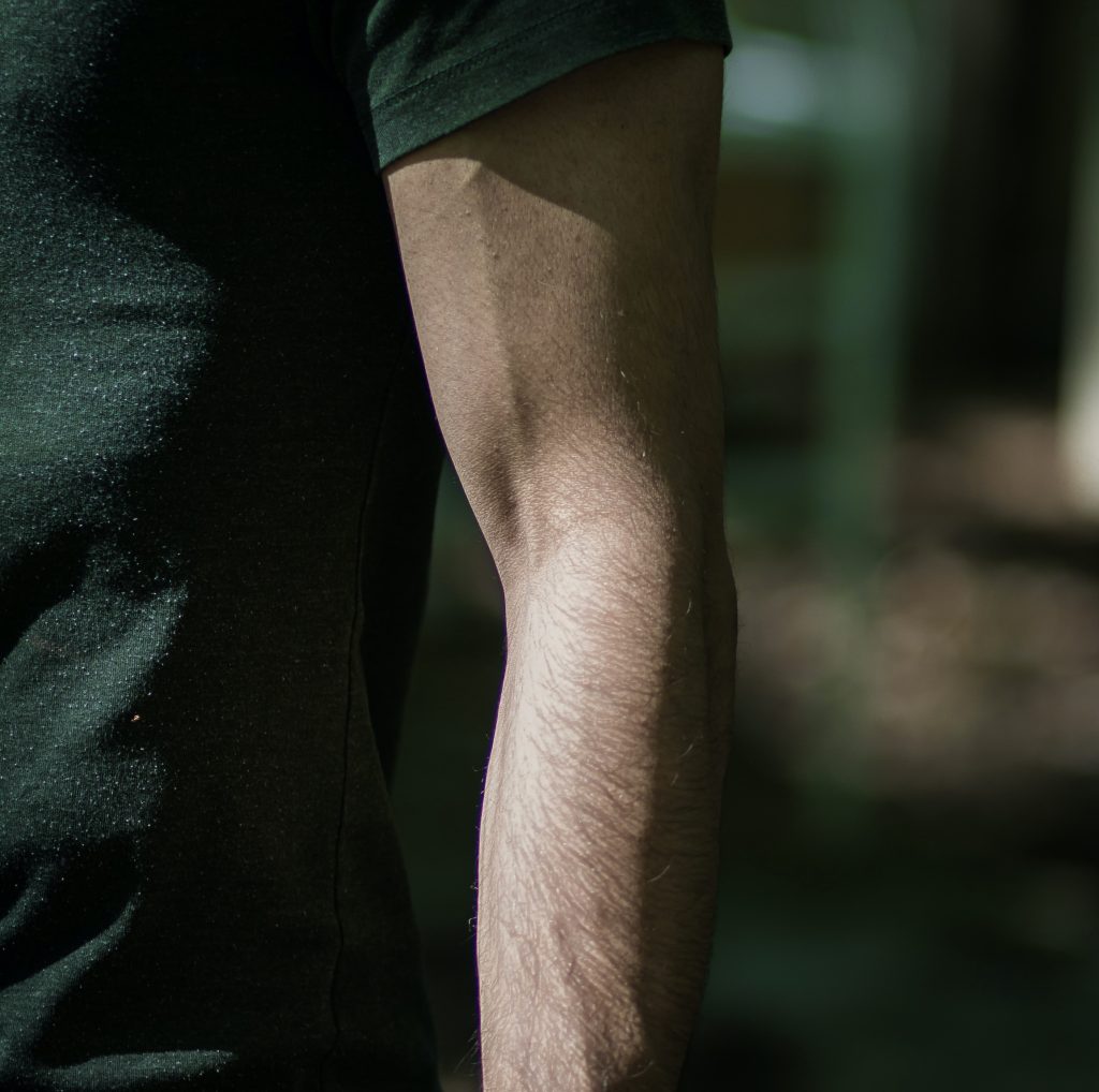 En muskulös arm på en man