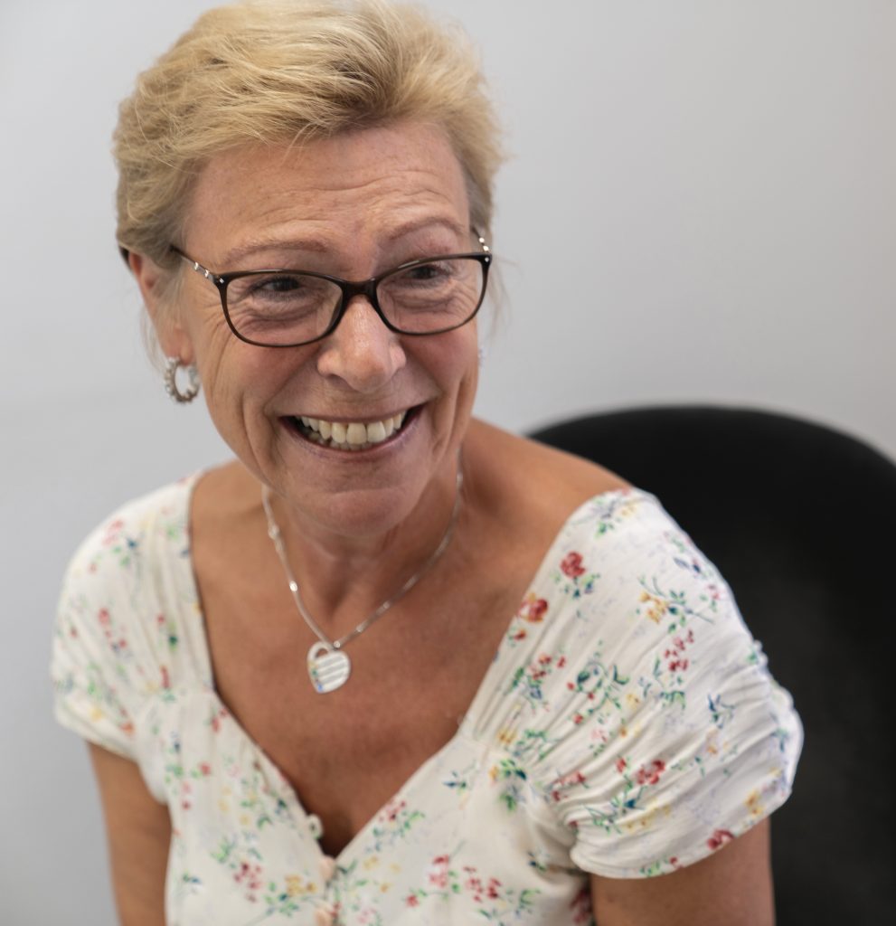 frisyrer äldre kvinna tunt hår